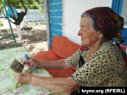 Зульфинар Кумша рассматривает довоенное семейное фото