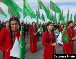 Türkmen ýaşlary döwlet guramaçylygyndaky köpçülik çäresine gatnaşýar. Arhiw suraty. Türkmenistan.