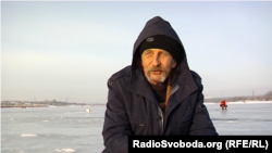 Чоловік каже, що, попри ризики, все одно приходить ловити рибу