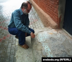 Вінцэсь Мудроў падчас акцыі «Ганак Віцьбіча» (да 100-годзьдзя Віцьбіча). 2005 год. Полацак.