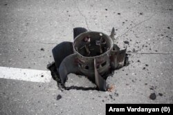 Хвостовик великої ракети, що застряг у дорозі в Степанакерті