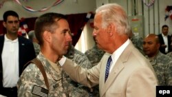 Жо Байден Иракта кызмат өтөгөн америкалык аскерлердин катарындагы уулу Бо менен, 2009-жыл.