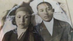 Эсенгул Асымов жубайы Асима менен жаңы баш кошкондо тартылган сүрөт.