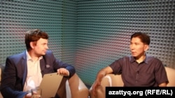 Ведущий программы AzattyqLIVE Вячеслав Половинко (слева) и политический эксперт Досым Сатпаев. Алматы, 30 июня 2016 года.