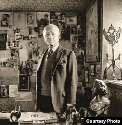 Николай Вырубов в своем кабинете