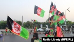 در روز های استقلال افغانساتان بسیاری از جاده ها و محلات تجمع مردم با بیرق های سه رنگ مزین می شد