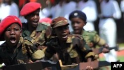 Дети – члены зимбабвийского Союза патриотической молодежи на праздновании дня рождения Роберта Мугабе. 21 февраля 2011 года