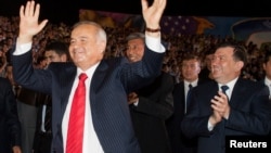 Первый президент Узбекистана Ислам Каримов танцует на праздновании Дня независимости. Слева от него — премьер-министр Шавкат Мирзиёев, который занял президентский пост после смерти Каримова. Ташкент, 31 августа 2007 года