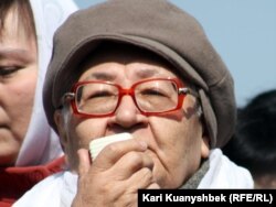 Ильфа Ильясова, дочь писателя Ильяса Джансугурова, выступает на митинге. Алматы, 24 марта 2012 года.