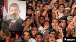 Мурси тарафдарлары президентның читләштерелүенә ризасызлык белдерә