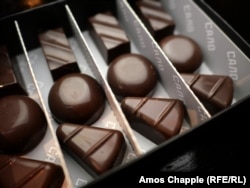Saloli shokoladlar qutisi. Qutiga joylangan 15 dona shirinlik 100 grivnadan (4 dollar) sotilmoqda.