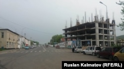 Строительство дома в Джалал-Абадк, которое ведется согласно закону.