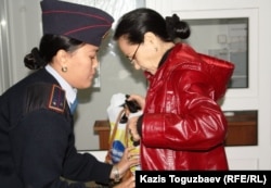 Полицейский досмотр вещей Ляззат Ибраевой, жены подсудимого лидера алматинских суфиев Саята Ибраева. Алматы, 19 октября 2011 года.