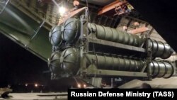 Выгрузка российского зенитно-ракетного комплекса С-30 из военно-транспортного самолета на авиабазе Хмеймим в Сирии. 3 октября 2018 года.