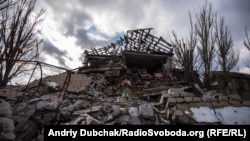 Зруйнована школа у центрі села