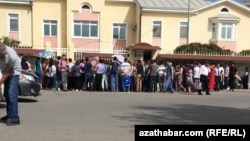 Aşgabatdaky rus ilçihanasynyň daşynda nobata garaşýan adamlar. Arhiw suraty. Maý, 2019 ý.