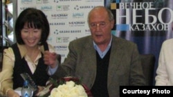 Зира Наурзбаева и Мурат Ауэзов (справа) на презентации книги "Вечное небо казахов.