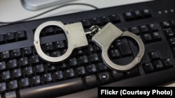 Каб атрымаць ярлык «сям’і, што знаходзіцца ў сацыяльна небясьпечным становішчы», можа хапіць нават «лайку» ў сацсетках