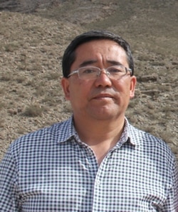 Профессор Мамбеттурду Мамбетакун у села Тегирмети к востоку от г. Артыш, СУАР, КНР. 14.7.2014.