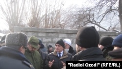 Соли 2013. Ҷумъабой Сангинов, муовини раиси вилояти Суғд, дар мулоқот бо аҳолии Чоркӯҳ дар Исфара баъди як моҷаро дар марз