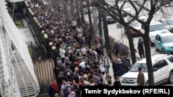 Орусиянын президентин шайлаш үчүн орус элчилигинин алдында кезекте турган орус жарандары. 18-март, 2018-жыл.