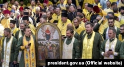 Під час відзначення 1030-річчя хрещення Русі-України, коли була проведена хресна хода «За єдину помісну церкву». На передньому плані стоять військові капелани. Київ, 28 липня 2018 року