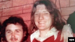 Боббі Сендс праворуч