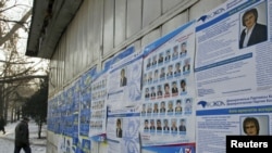 Предвыборные плакаты на улицах Алматы, 11 января 2012 года.