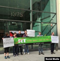 Пикет перед офисом Russia Today в Вашингтоне
