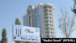 Дворец печати в Худжанде. Здесь находятся редакции газет и журналов, а также корпункты столичных изданий
