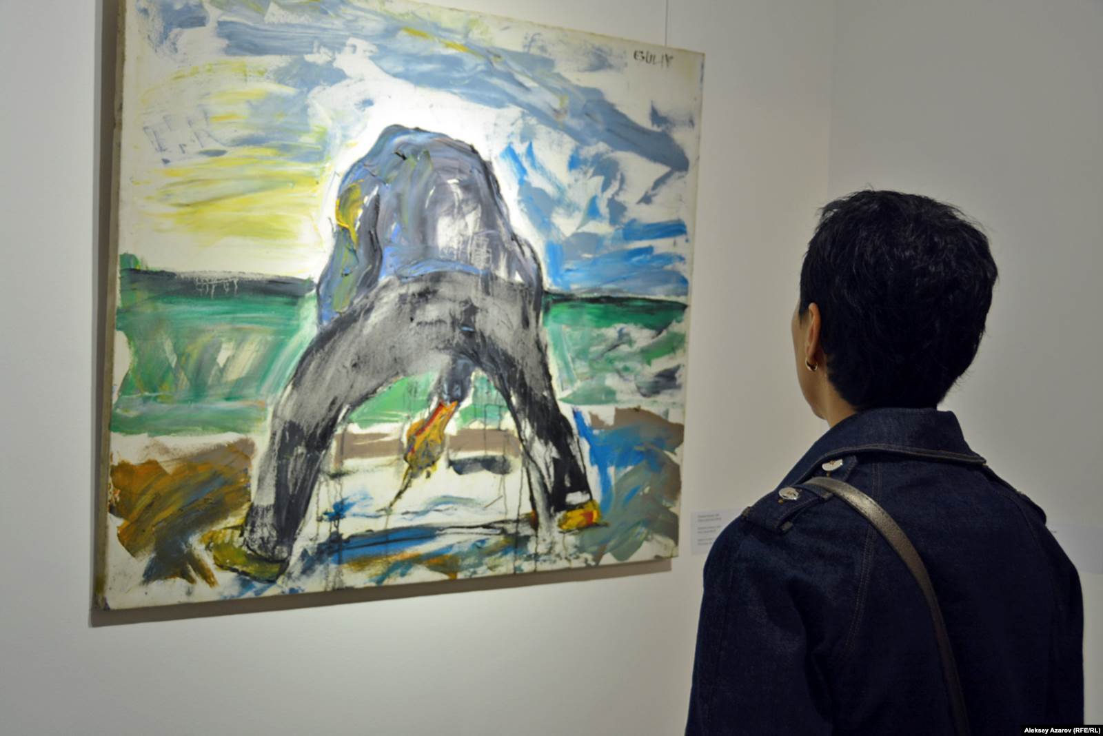 Работа Шамиля Гулиева «Бапишев на Алаколе», посвященная художнику Бахыту Бапишеву, в галерее Artmeken. 