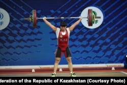 Тяжелоатлетка Зульфия Чиншанло на чемпионате мира в Ашгабате. (Фото Казахстанской федерации тяжелой атлетики.)