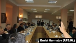 Бишкектеги “Сөз эркиндиги” аттуу форумга бейөкмөт уюмдардын өкүлдөрү, оппозициячыл саясатчылар, журналисттер катышты.