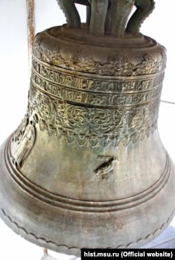 «Мазепин дзвін» («Голуб») був вилитий 1699 року українським майстром Карпом Балашевичем на замовлення гетьмана Івана Мазепи, і призначений для Батуринської Воскресенської церкви, про що свідчить напис на дзвоні. Вага – 640 кілограмів, висота та діаметр – 95 сантиметрів