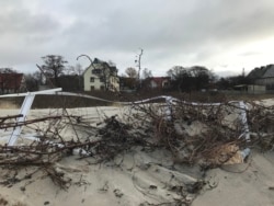 Жители косы пытаются удержать море чем ни попадя