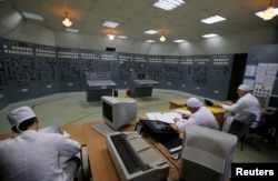 Працівники у кімнаті управління Запорізької АЕС. Квітень 2013 року