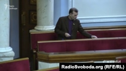 Депутат від БПП Олександр Бакуменко розставляє чужі картки