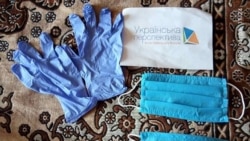 Дві маски і одні рукавички, які Олександр Вілкул дарує медикам і мешканцям Кривого Рогу, березень 2020 року