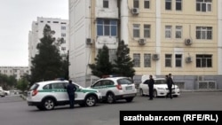 Polisiýa köpgatly ýaşaýyş jaý toplumlaryna yzly-yzyna aýlanyp çykýar. Türkmenistan (arhiw suraty) 