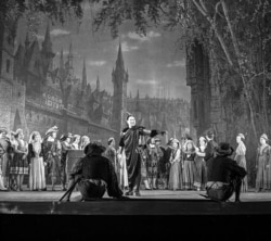 Болот Миңжылкыев сахнада.