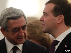 Russia -- President Dmitry Medvedev (R) meets with his Armenian counterpart Serzh Sarkisian in Moscow, 24Oct2011