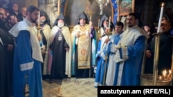 Армянский патриарх Иерусалима Нурхан Манукян и члены конгрегации, Вифлеем, 2020 г․