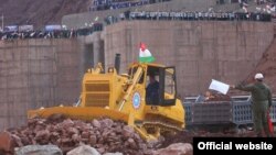 Президент Таджикистана Эмомали Рахмон за рулем бульдозера на строительстве Рогунской ГЭС. 29 октября 2016 года