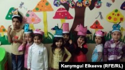 Жамал Папиева ачкан мектептин окуучулары.