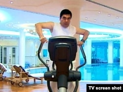 Ak mermerden gurlan fitnes klubynda ak sport geýimli prezident Berdimuhamedow maşk edýär.