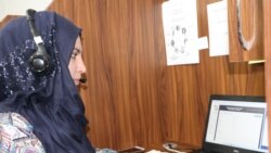 حسنا سادات یکی از داکتران مرکز تماس تلفونی ۱۶۶ در کابل.