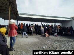 Люди стоят в очереди на КПП «Дустлик» («Достук») на узбекско-кыргызской границе, 24 января 2018 года.