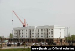 Автостоянка в городе Джизаке.