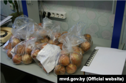 Наркотик вирішили замаскувати під цибулю та сховати у дверцятах авто