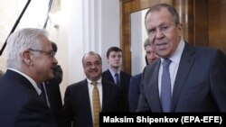 Глава Американской торговой палаты в России Алексис Родзянко и министр иностранных дел России Сергей Лавров (справа).